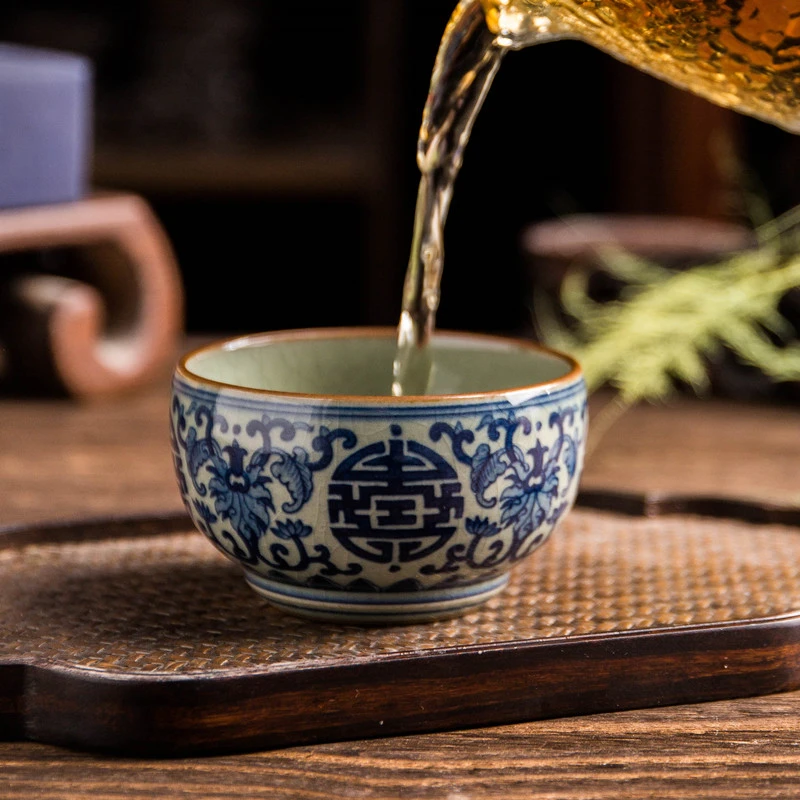 景德镇复古青花陶瓷主人杯 手绘缠枝寿字品茗杯 内画单个功夫茶杯