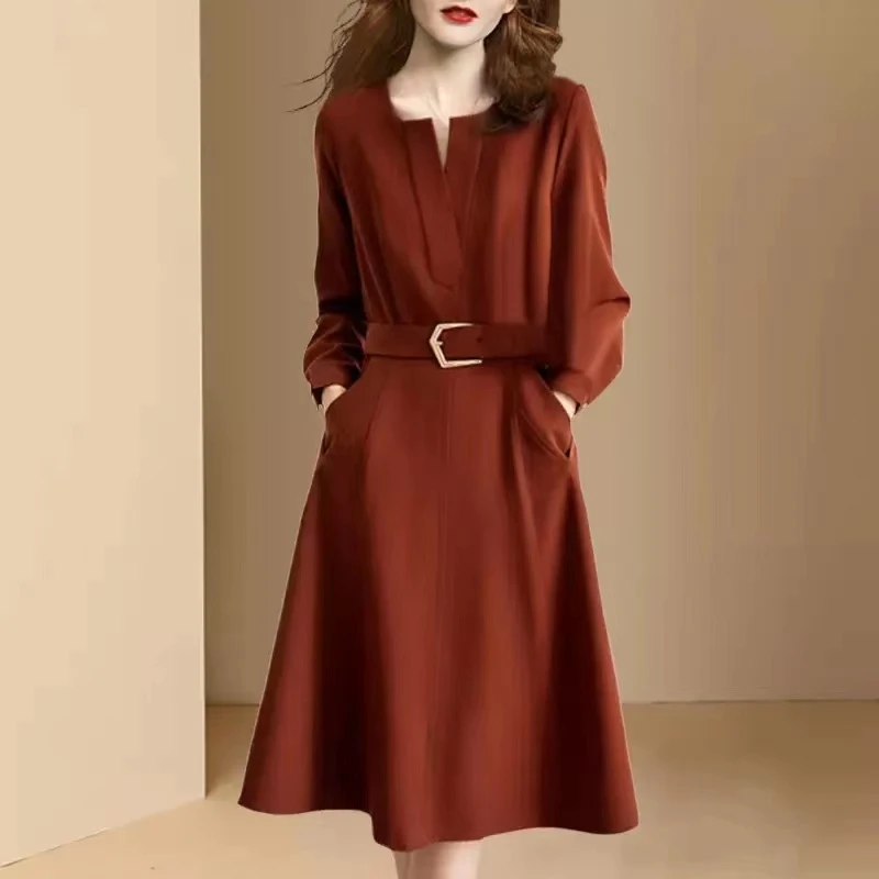 轻奢气质V领设计感修身连衣裙女2025春秋新款系带收腰显瘦A字裙潮