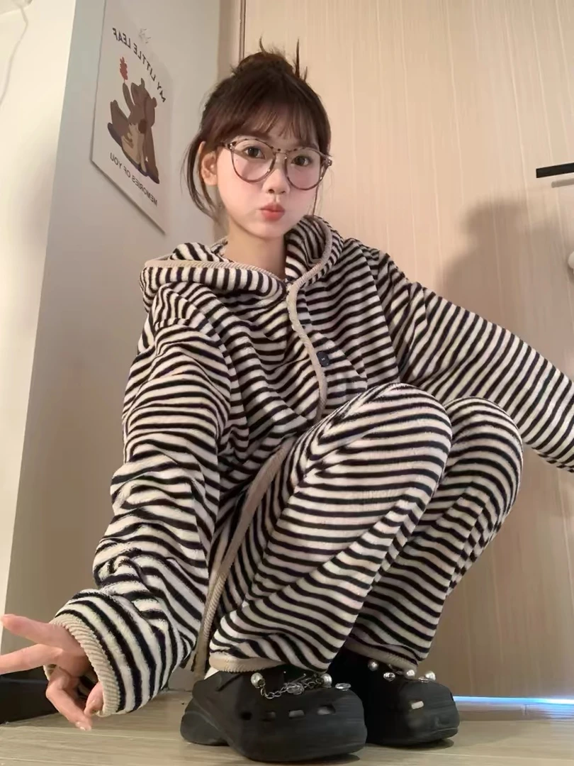 韩系爆款ins风冬季法兰绒连帽条纹睡衣女家居服大码套装可外穿