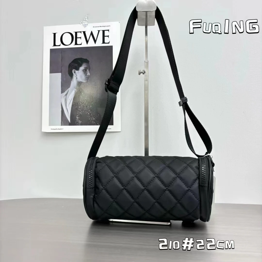 菱格圆筒包女斜跨2024新款洋气百搭水桶休闲包牛津布单肩小包爆款