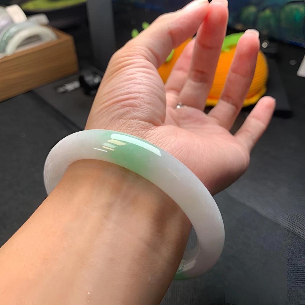天然缅甸翡翠A货手镯60圈口糯化种水冰透白底青胖圆条