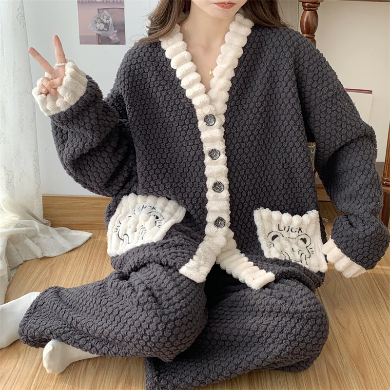 特大码200斤大码法兰绒睡衣秋冬加厚保暖产妇宽松胖mm穿搭家居服