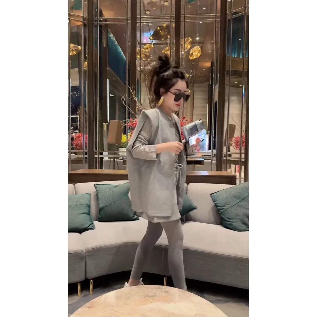 春季新款时尚洋气减龄显瘦百搭套装（马甲➕打底衫➕短裙）