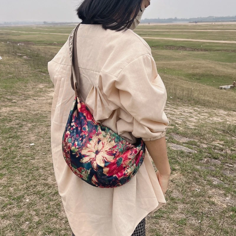 防水牛津布包包女2025新款印花饺子包斜挎包休闲轻便大容量旅行包