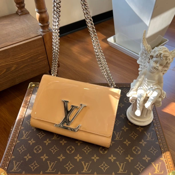 95新 LouisVuitton/路易威登 大有/LV 链条包奶茶色 轻微吸色/Nk