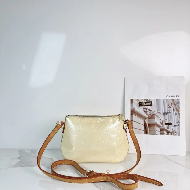 95新 LouisVuitton/路易威登 路易威登鹅蛋黄斜挎漆皮小包/Niko