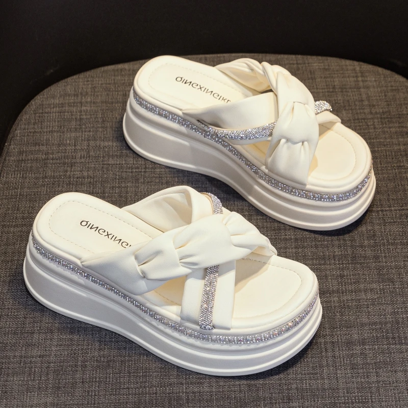 万达撤柜厚底外穿拖鞋女2025年秋季水钻交叉沙滩凉鞋时尚增高显瘦