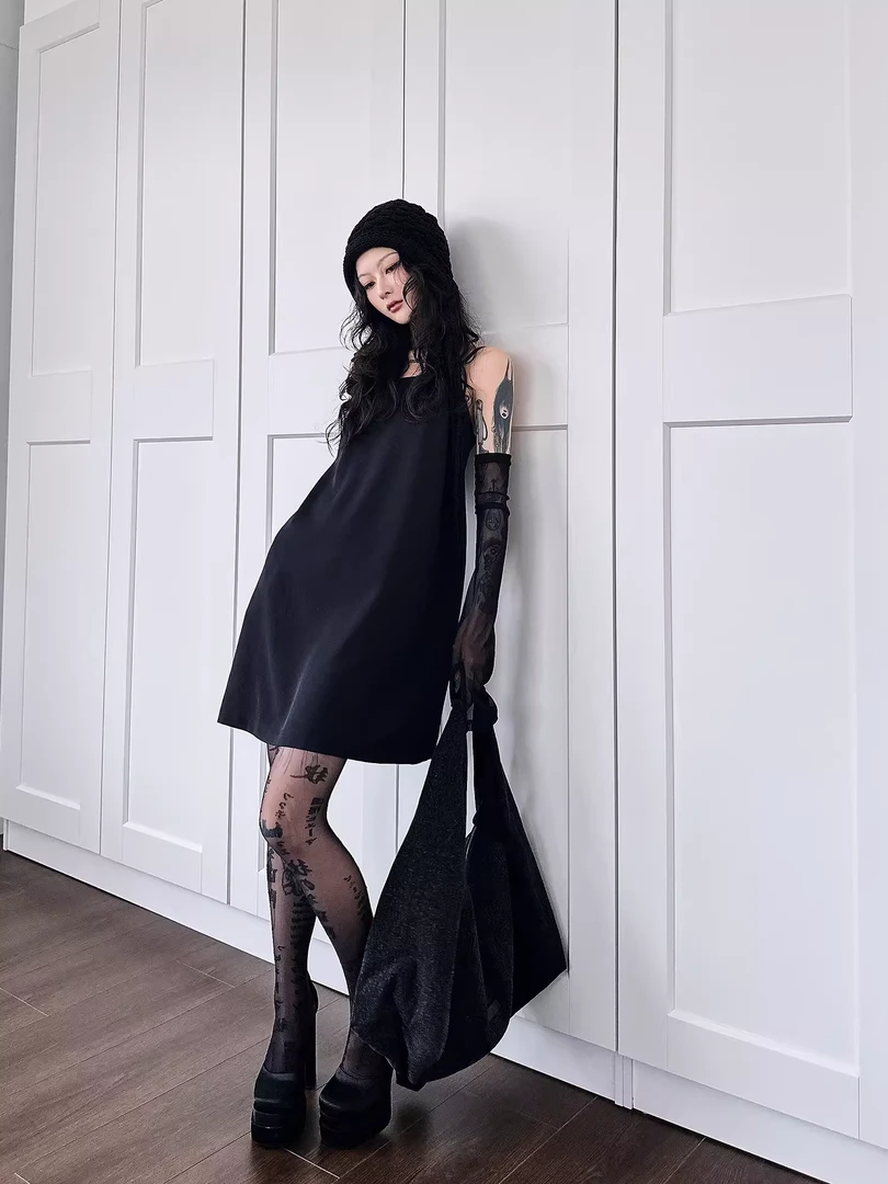 白色立体花朵吊带连衣裙女夏季女神范设计感小众花朵肩带收腰短裙