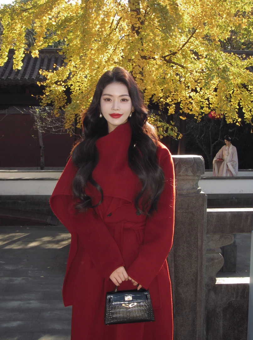 xinxin 秋冬2024新款气质红色赫本风长款披肩年服大衣-24.1