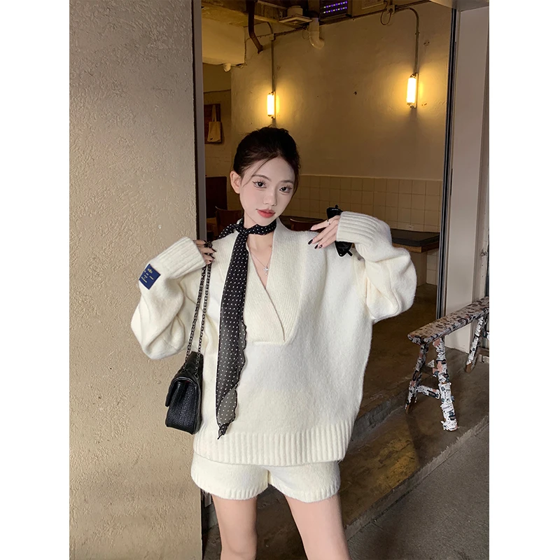 秋冬新款软糯舒适设计感深V领长袖针织毛衣高腰休闲短裤两件套女