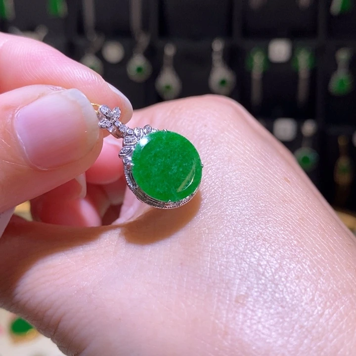 翡翠颈饰18K金镶嵌吊坠