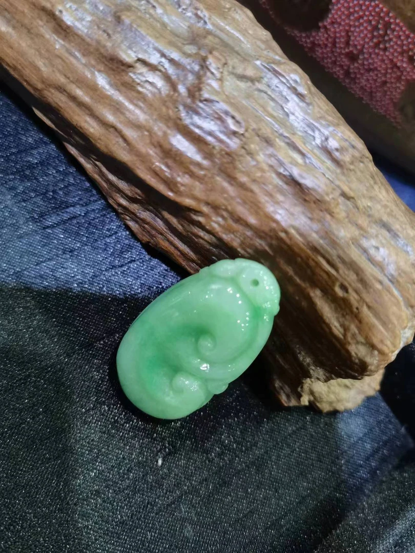 缅甸天然翡翠如意吊坠