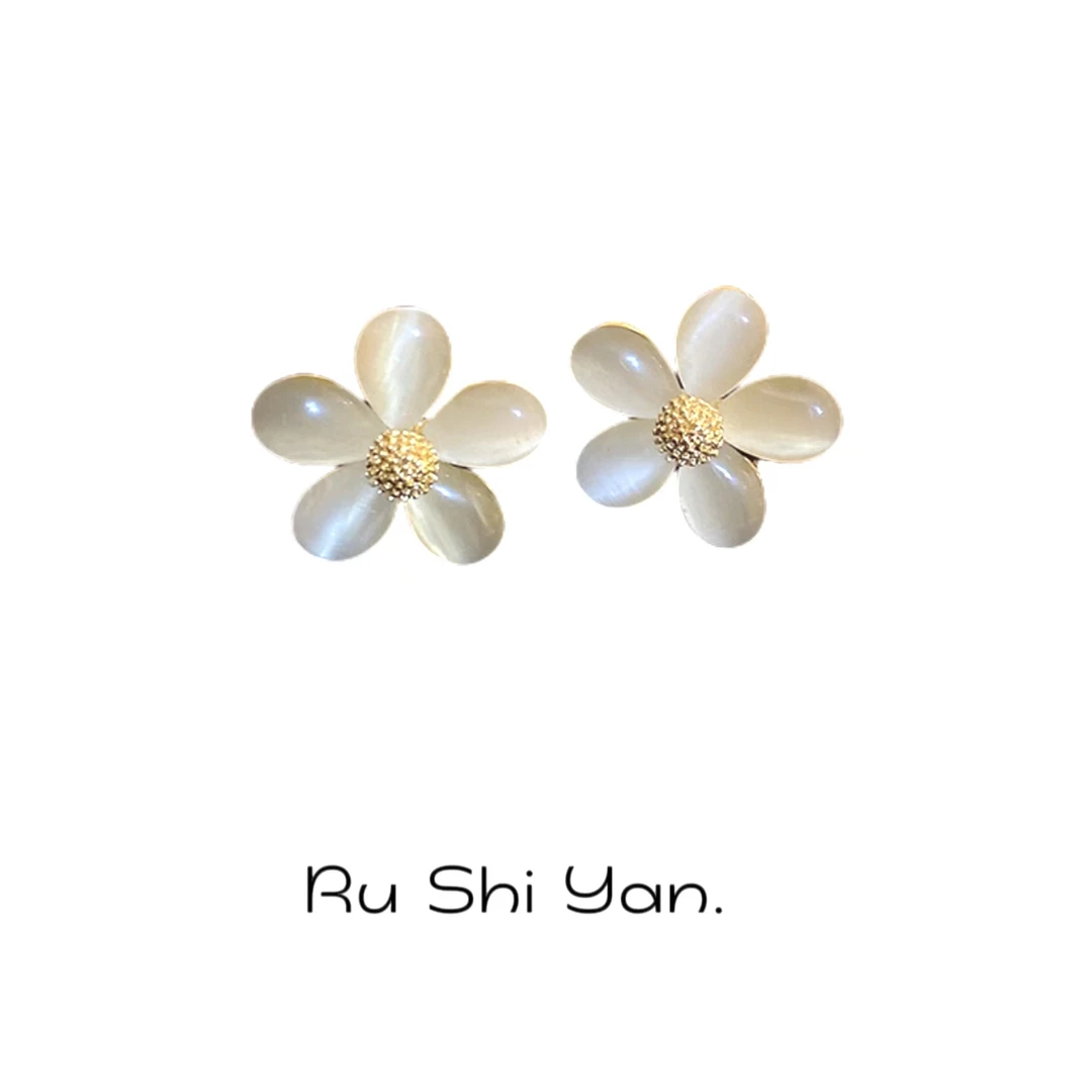 非金属树脂耳饰 Ru Shi yan.五瓣月.耳钉186