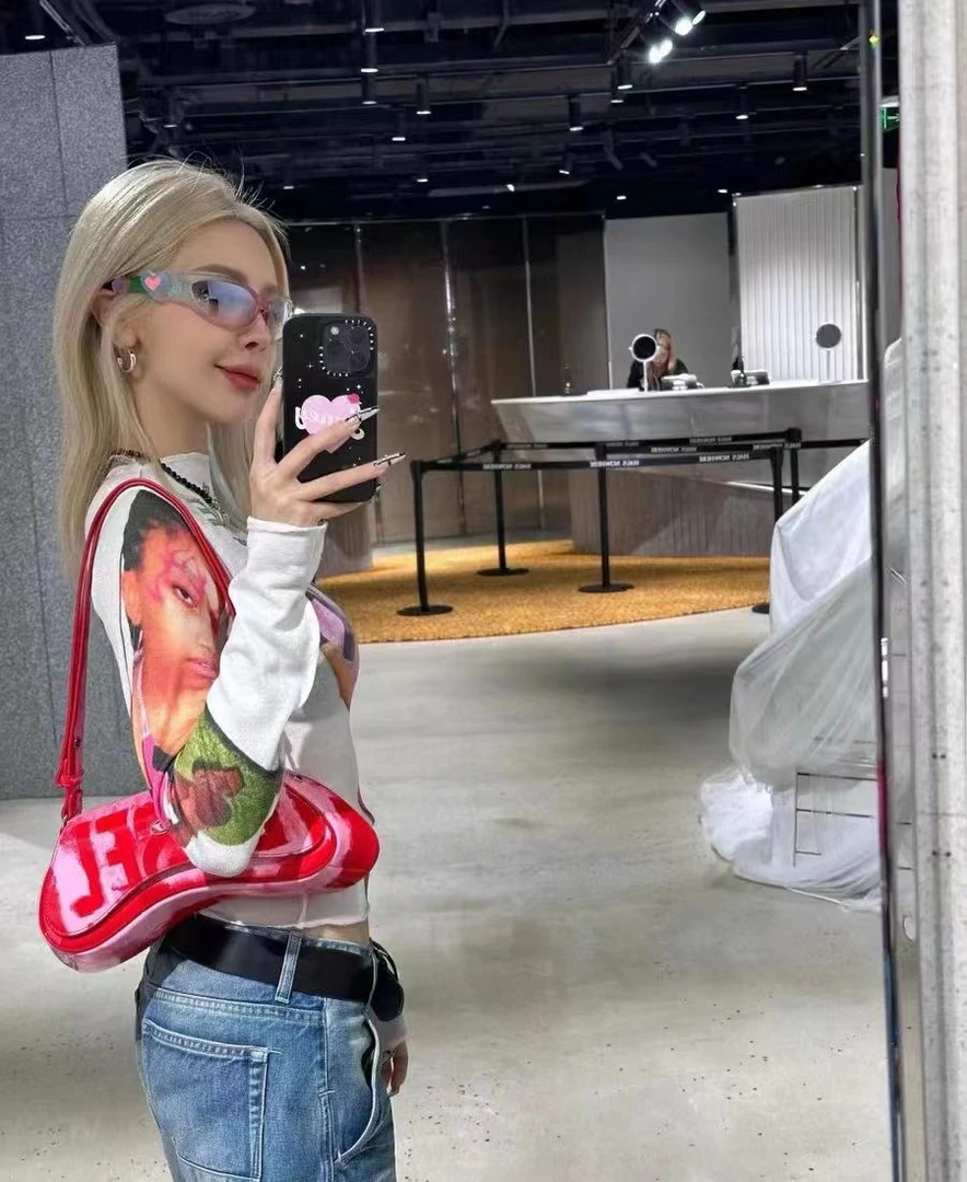 《赵小姐服饰》小众设计2024时尚修身显瘦足球宝贝个性印花防晒T恤