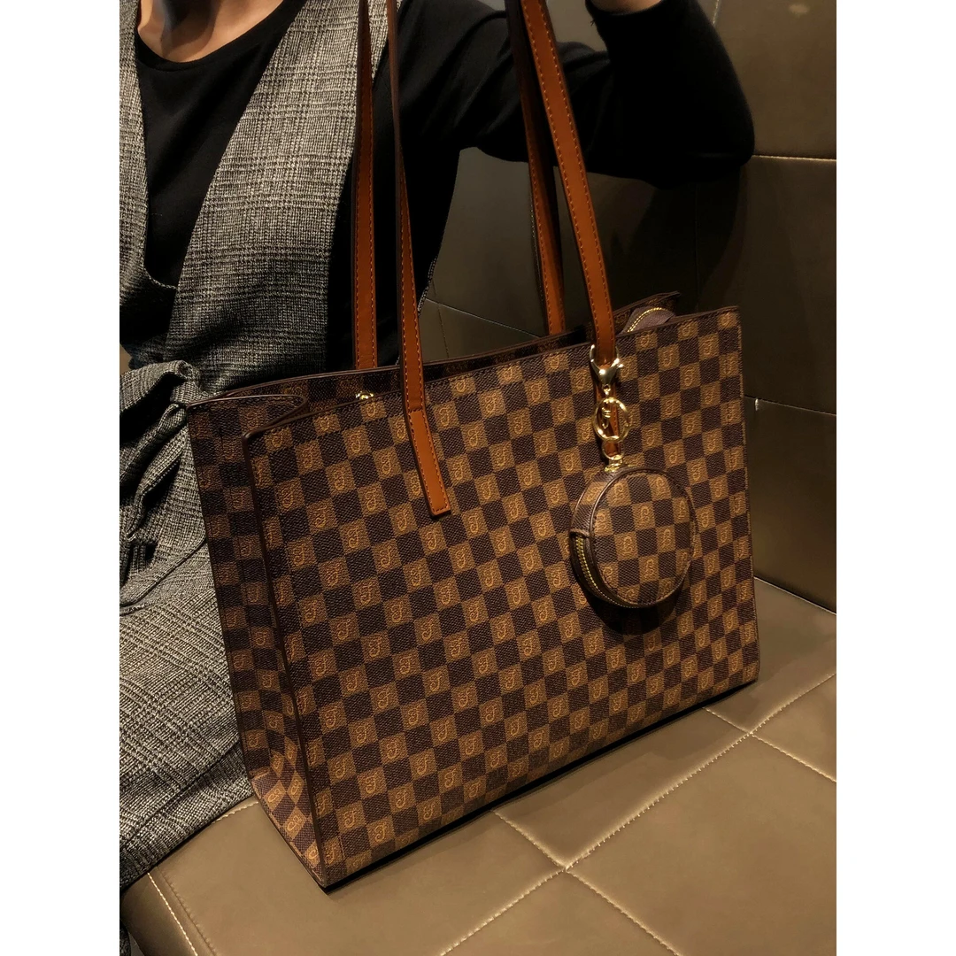 包女大容量2025新款棋盘格大包真皮单肩手提单肩托特包母亲节礼物