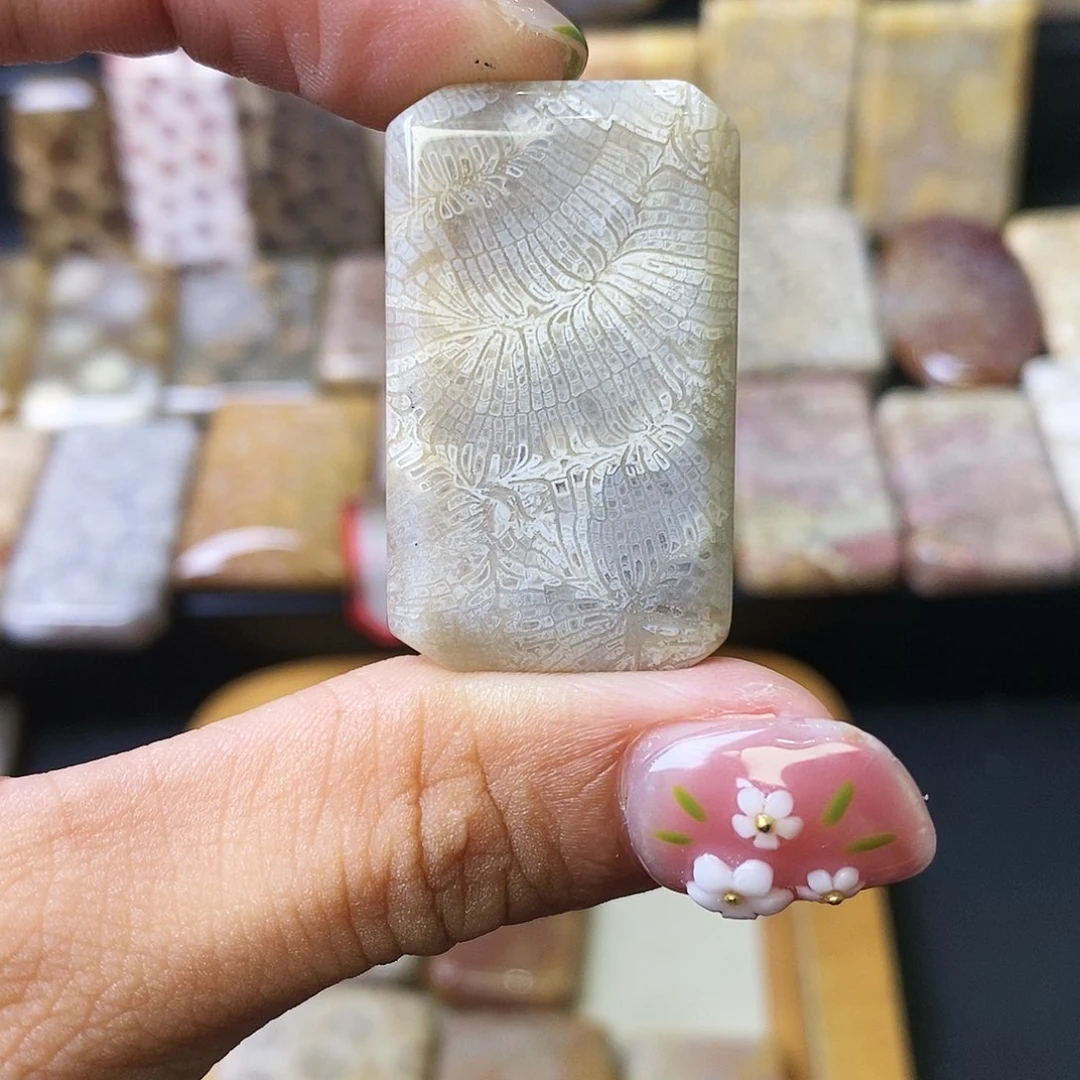 硅化玉颈饰足银镀金镶嵌气*