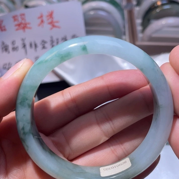 翡翠手镯未镶嵌平***生一个