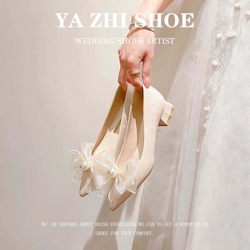 法式尖头蝴蝶结粗跟时尚平底孕妇珍珠秀禾婚纱照不累脚伴娘高跟鞋