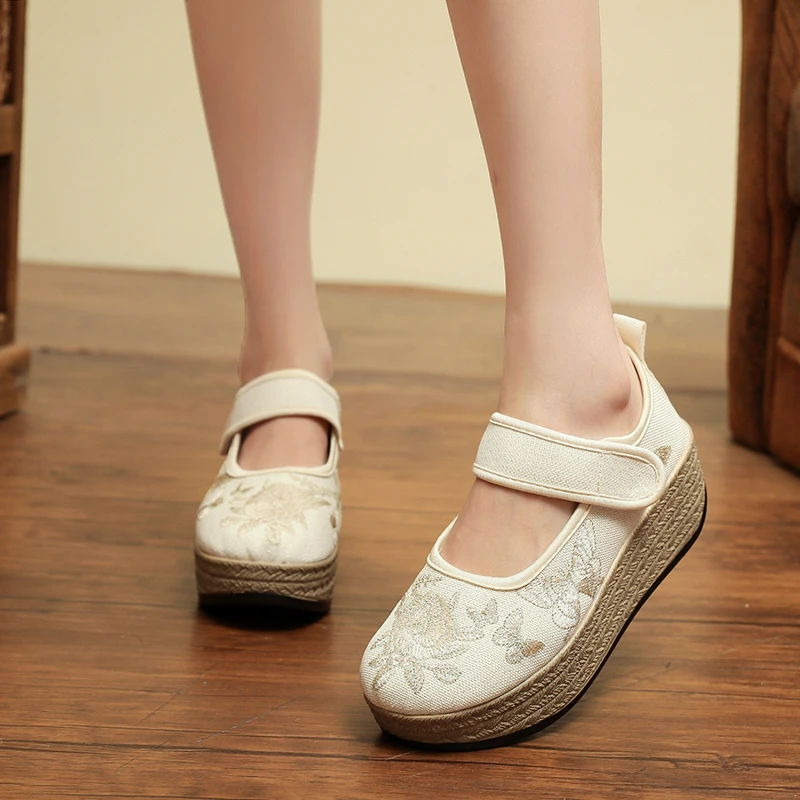 四代汉诺依1618-310复古绣花布妈妈鞋春秋新款女鞋民族风低帮厚底