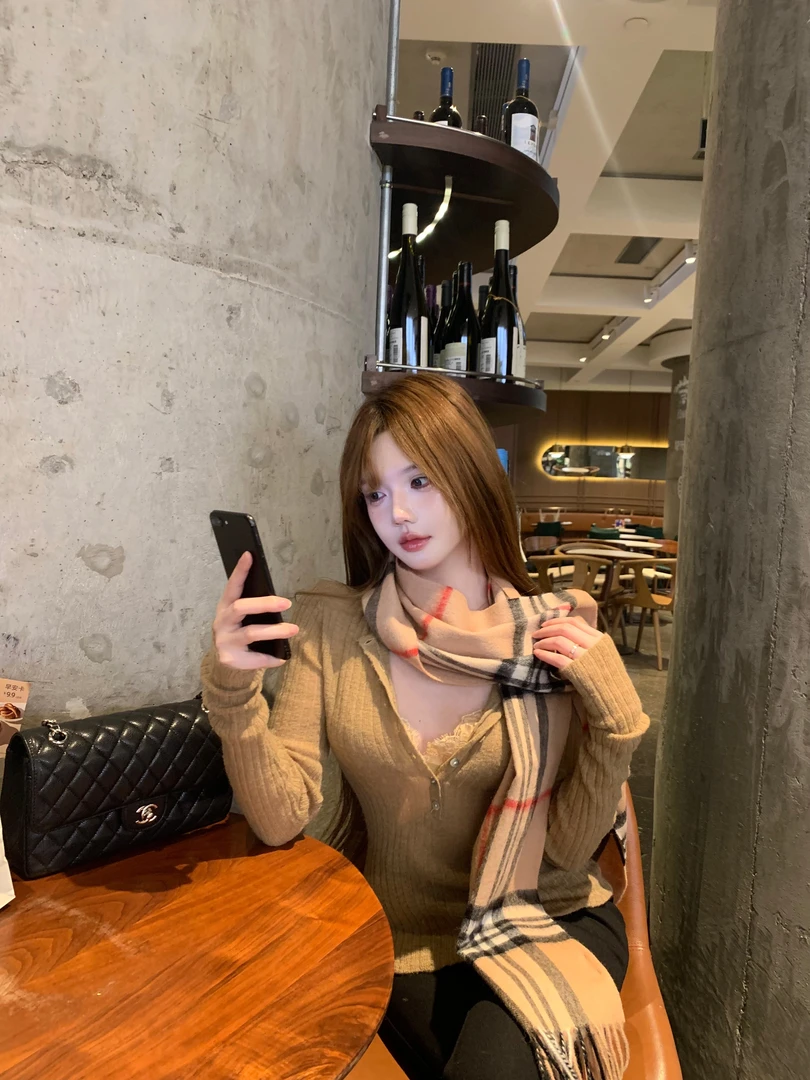 Yucii 美拉德v领蕾丝边上衣女冬季新品性感修身显瘦百搭打底上衣