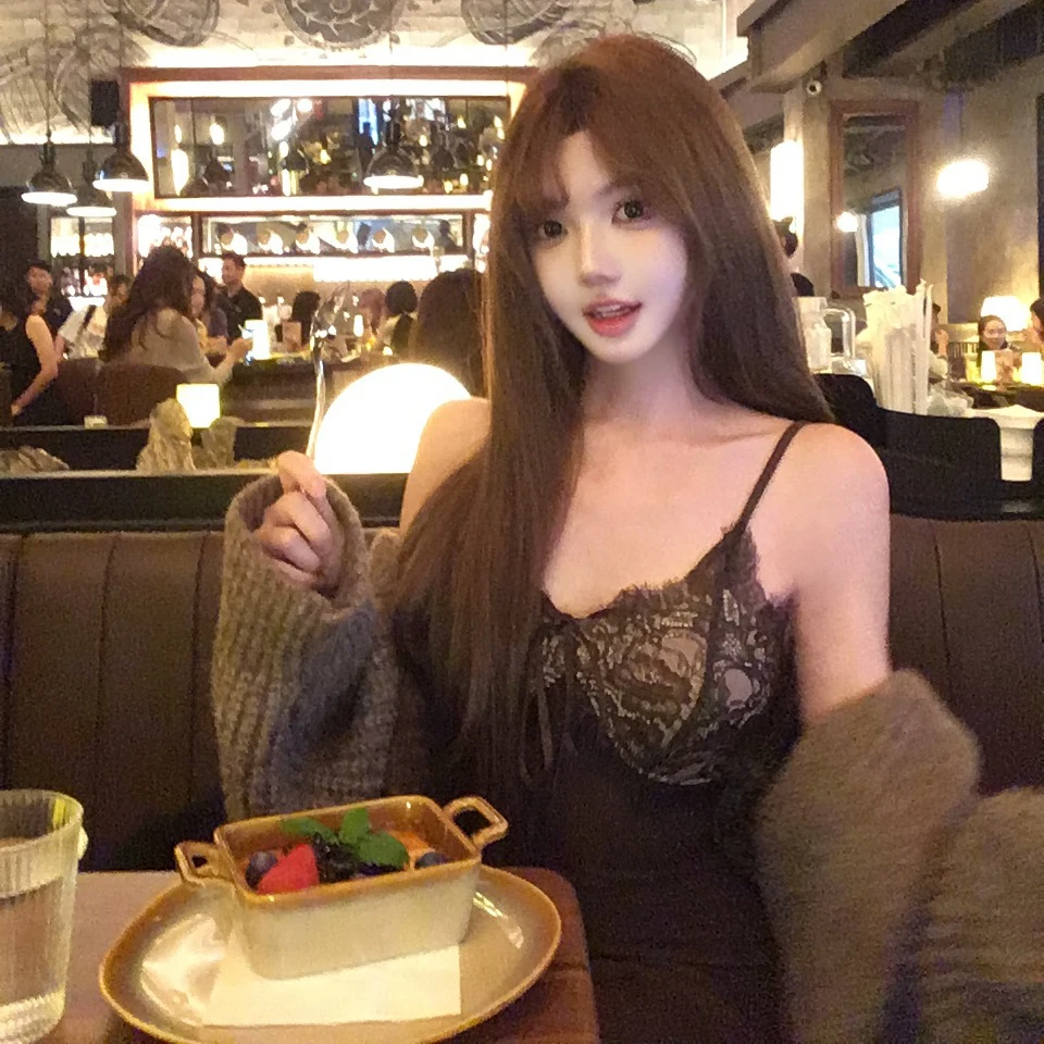 Yucii V领蕾丝拼接吊带裙女秋冬纯欲设计感收腰显瘦长裙