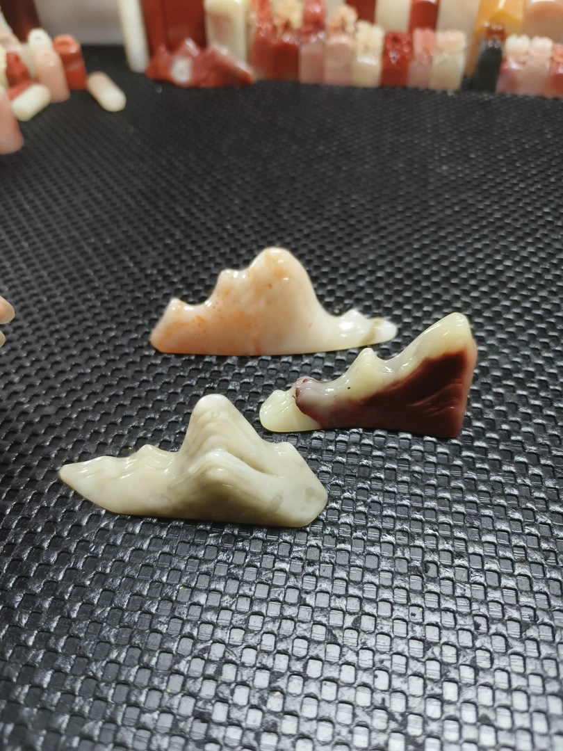老挝石 ，小山笔架