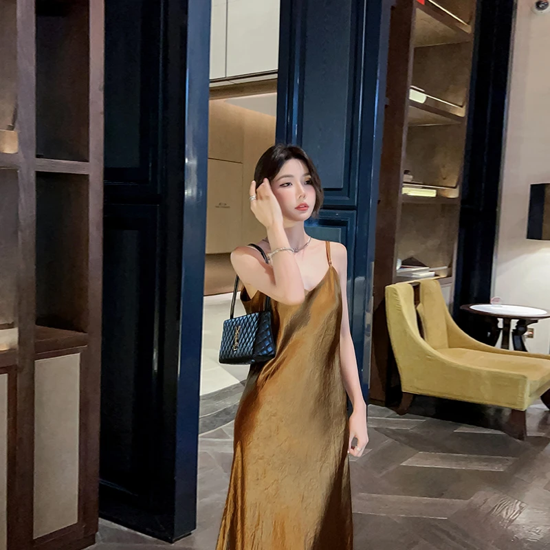 高端醋酸吊带连衣裙女2025夏季新款轻奢气质V领内搭流行缎面裙子