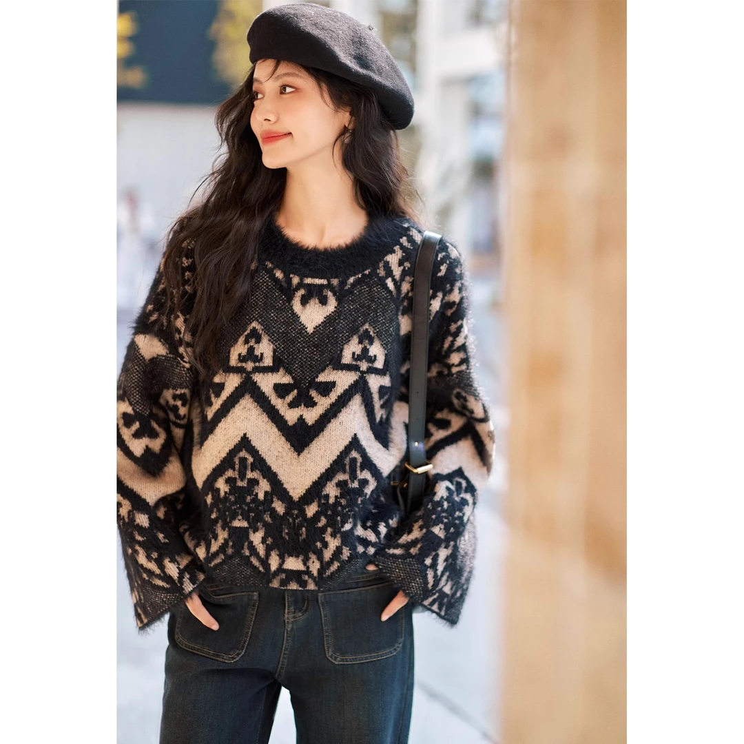 2024秋冬新款设计感慵懒风时尚复古立体钩花仿貂绒毛衣女短款宽松