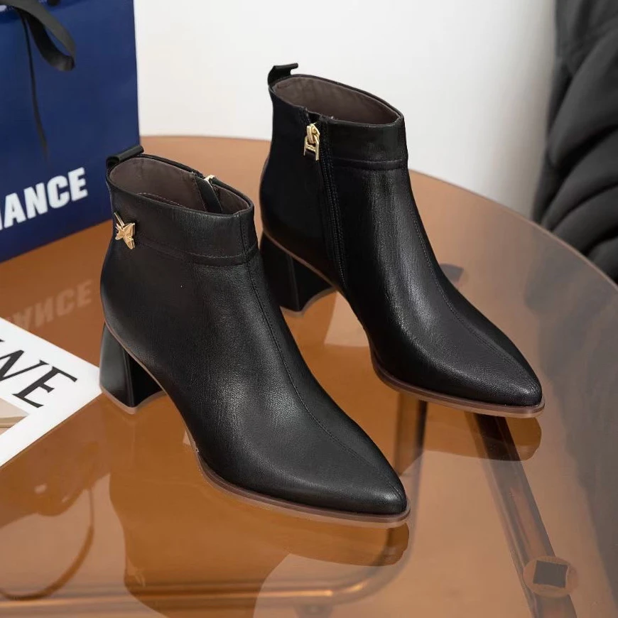 0546740开女鞋粗跟短靴时尚百搭黑色真皮尖头跟鞋秋冬