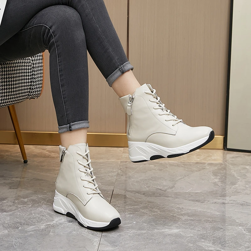 艾淇女鞋6.5cm英伦风靴子女2025冬季新款白色坡跟舒适轻便短靴女