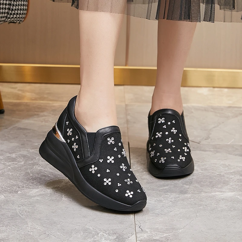 艾淇黑色厚底女鞋2025秋季新款花朵水钻透气轻便防滑一脚蹬单鞋