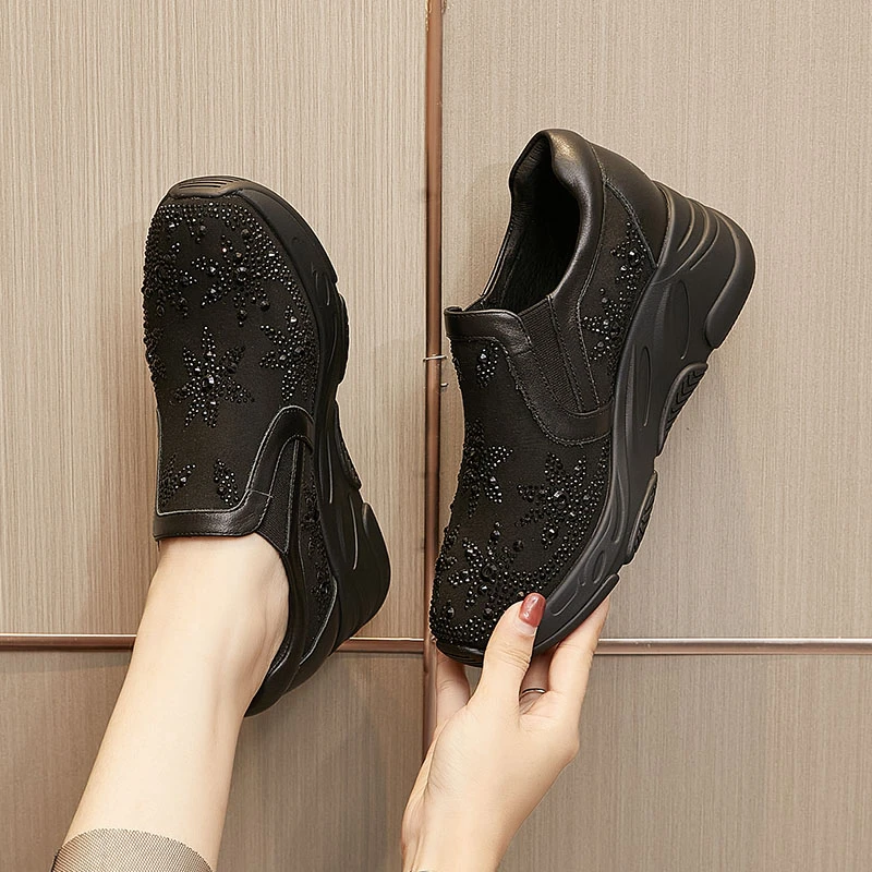 艾淇水钻黑色休闲鞋女2025秋季新款一脚蹬舒适轻便旅游坡跟单鞋女
