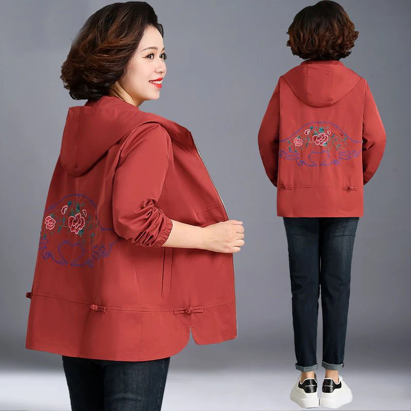 中老年胖妈妈春装加肥加大码外套中年女春秋上衣绣花洋气短款风衣