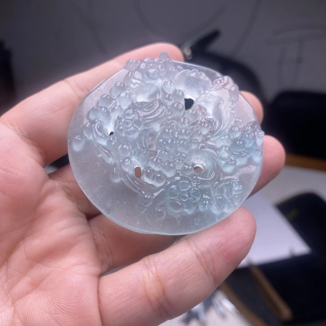 P114 冰蓝水满雕镂空花牌。