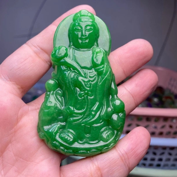 P212  满绿大号站观音吊坠