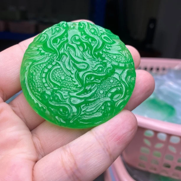 P182 满绿双面雕九龙壁吊坠