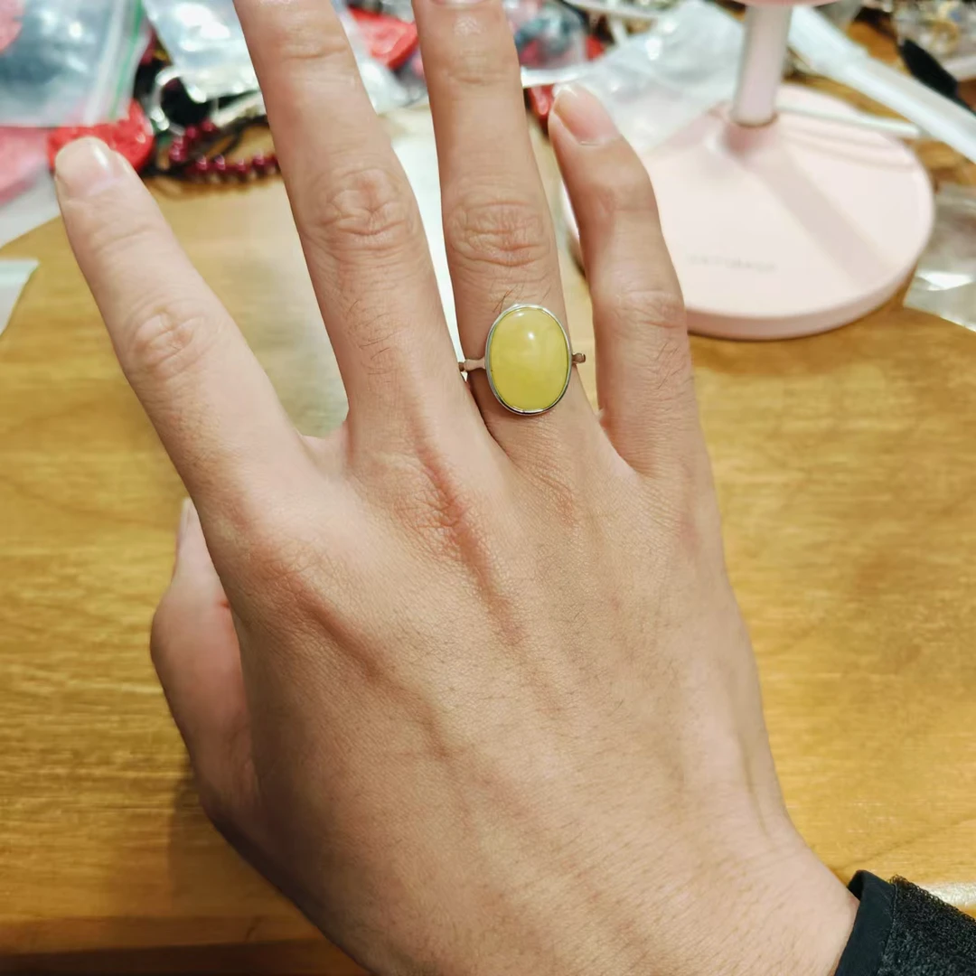 椭圆蜜蜡戒指（纹路不一样，介意勿拍）