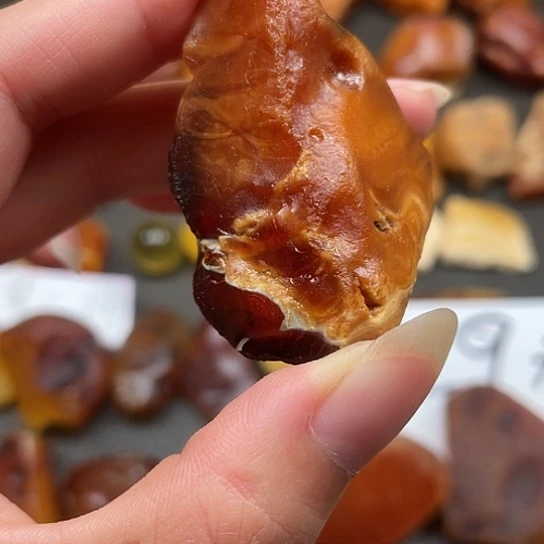 定制琥珀红皮花蜡原石