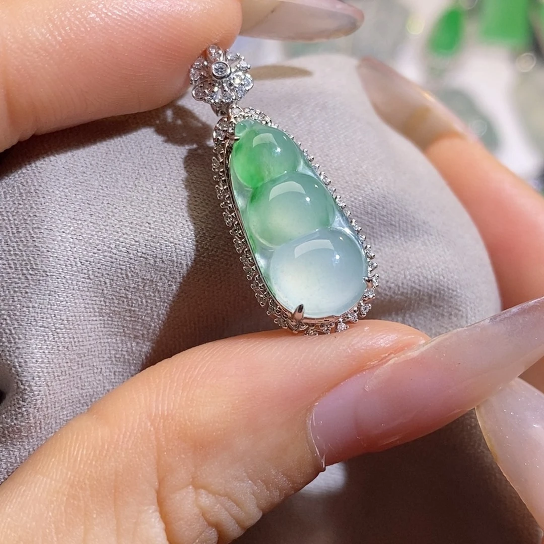 翡翠未镶嵌颈饰豆子