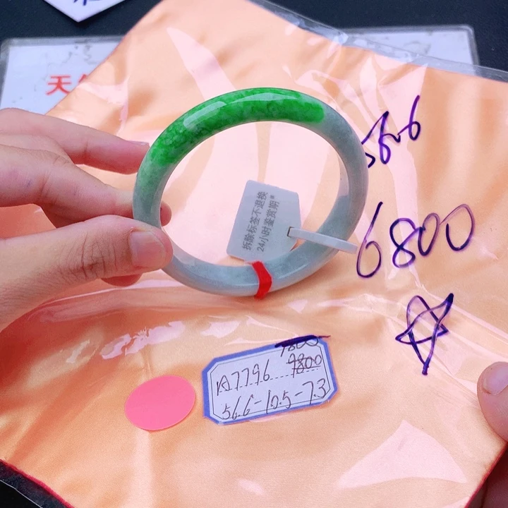 翡翠手镯未镶嵌我