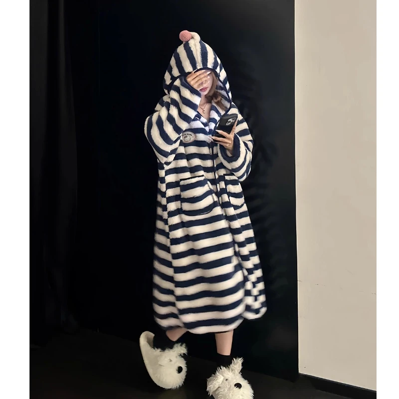 韩系条纹连帽珊瑚绒睡衣女款冬季新款保暖加厚加厚毛绒睡袍家居服