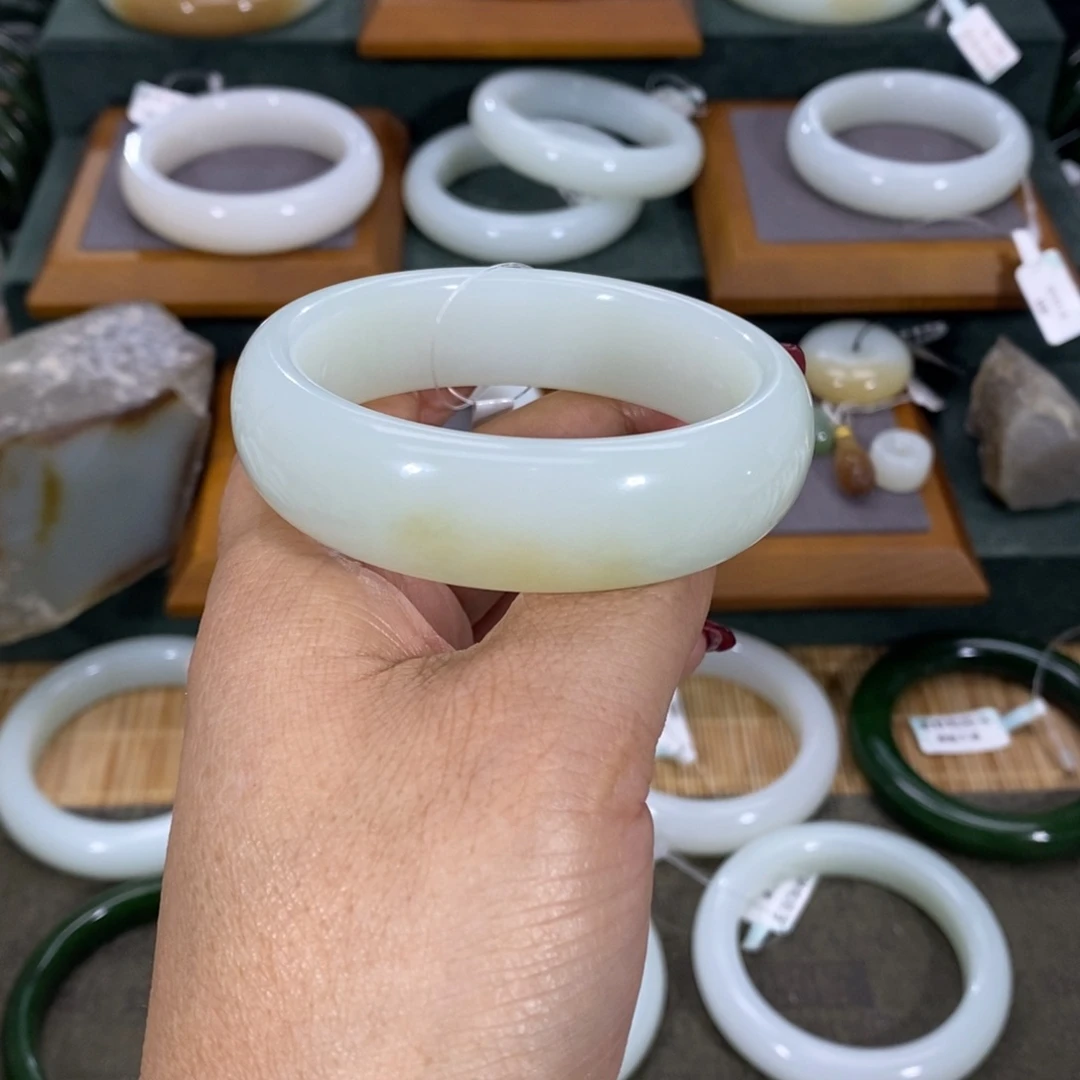 和田玉手镯未镶嵌