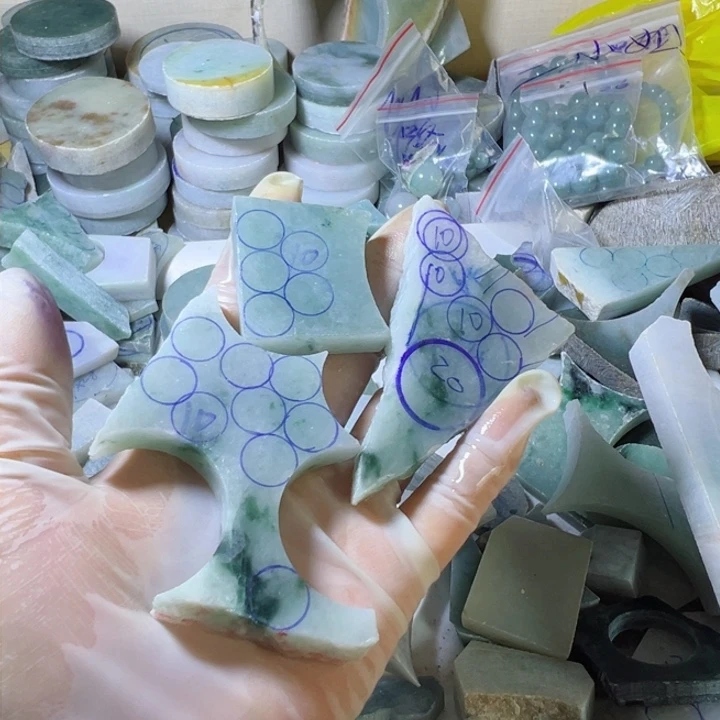 颈饰未镶嵌翡翠阳*苔