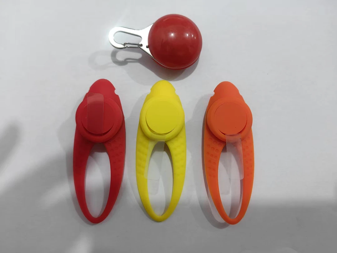 宠物发光吊坠(注意注意发 一个圆款和两橡胶款)   ,颜色随机三个