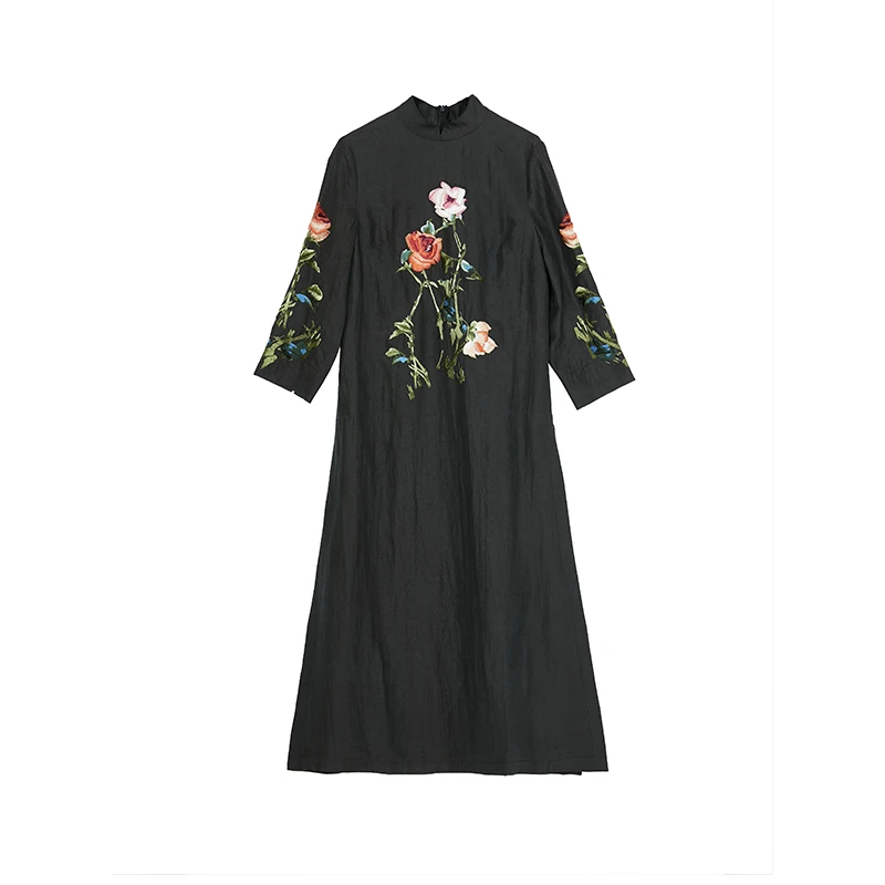 娑尔黑底玫瑰花刺绣中领连衣裙HXHLEC8533