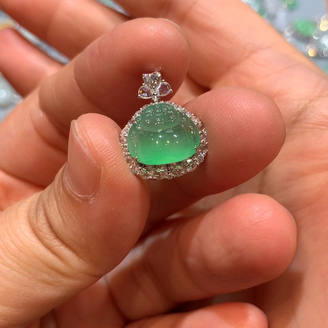 翡翠18K金镶嵌颈饰吊坠