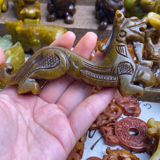 蛇纹石玉未镶嵌颈饰