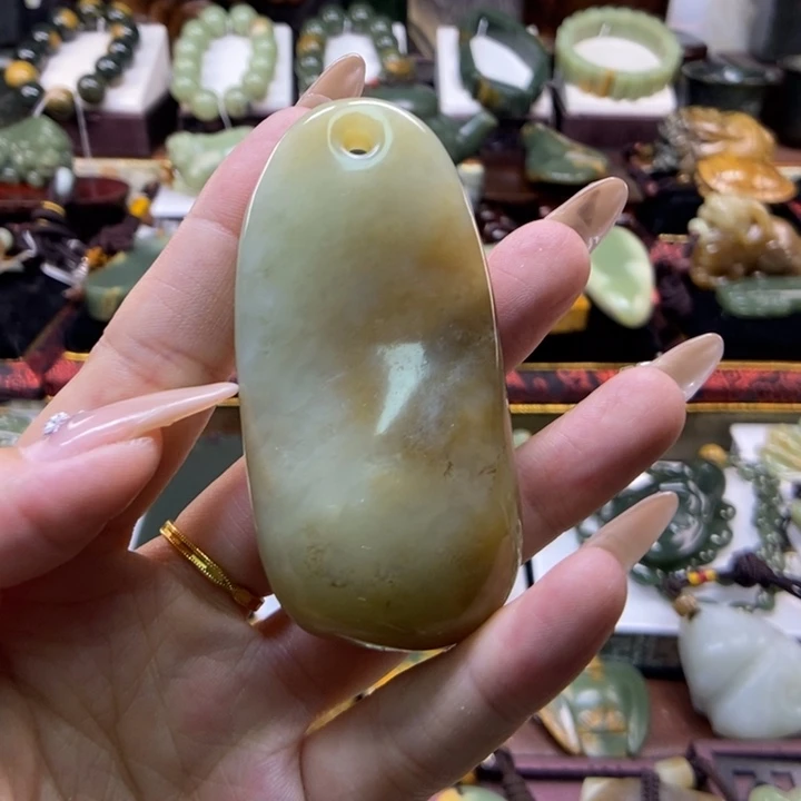 未镶嵌岫岩老玉（透闪石质玉）把件