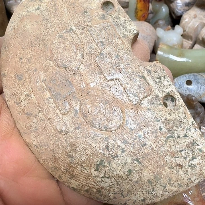 蛇纹石玉颈饰未镶嵌