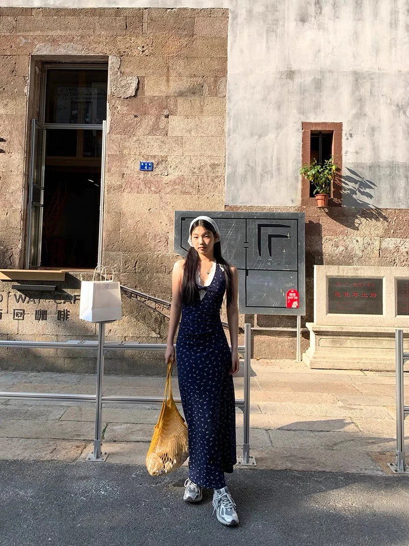 法式蓝色挂脖v领吊带连衣裙子女夏季2025新款收腰碎花包臀裙大码